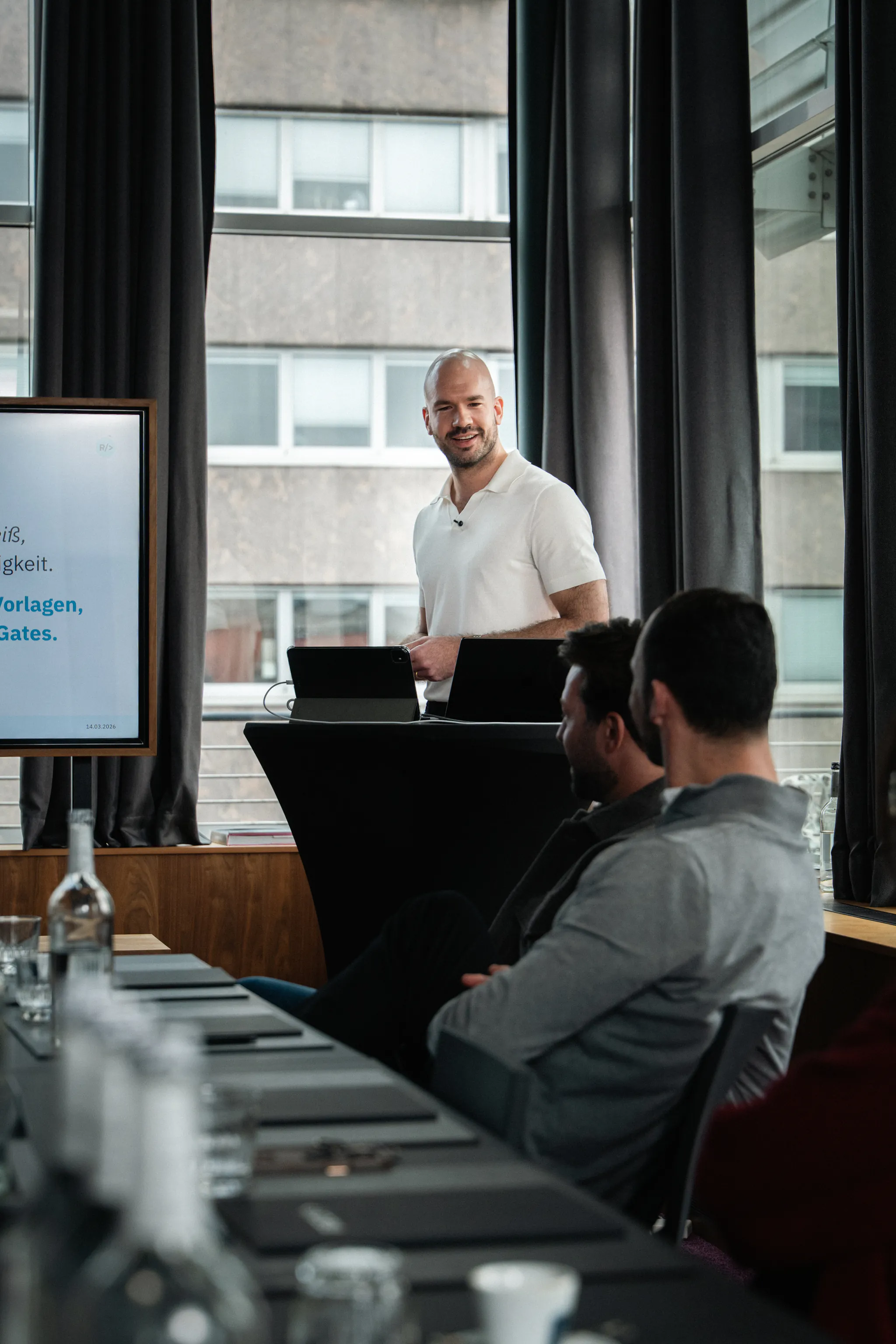 Node.js Entwicklung — APIs, Serverless und Full-Stack