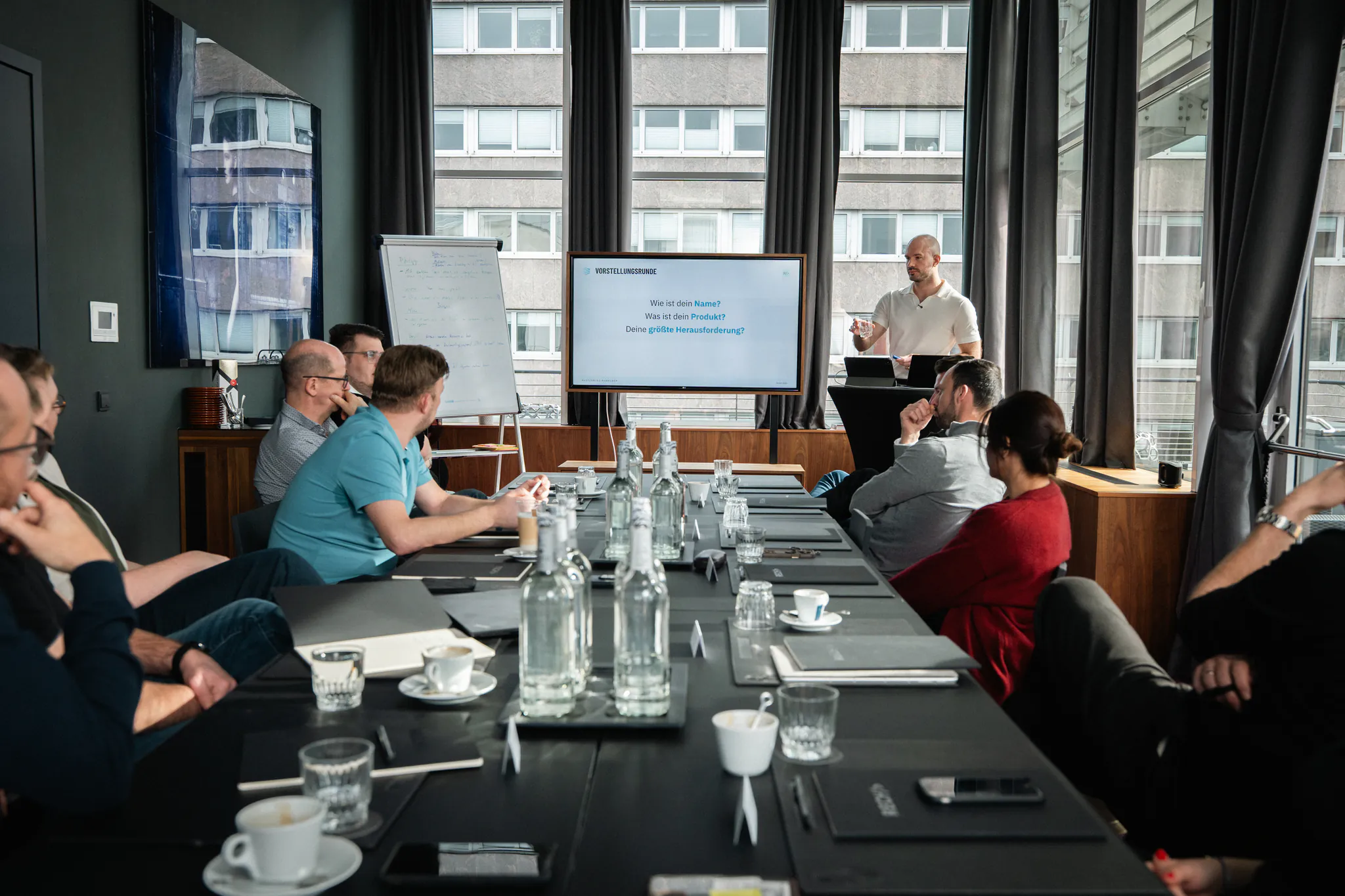 SaaS Agentur vs internes Team — Vergleich für Startups